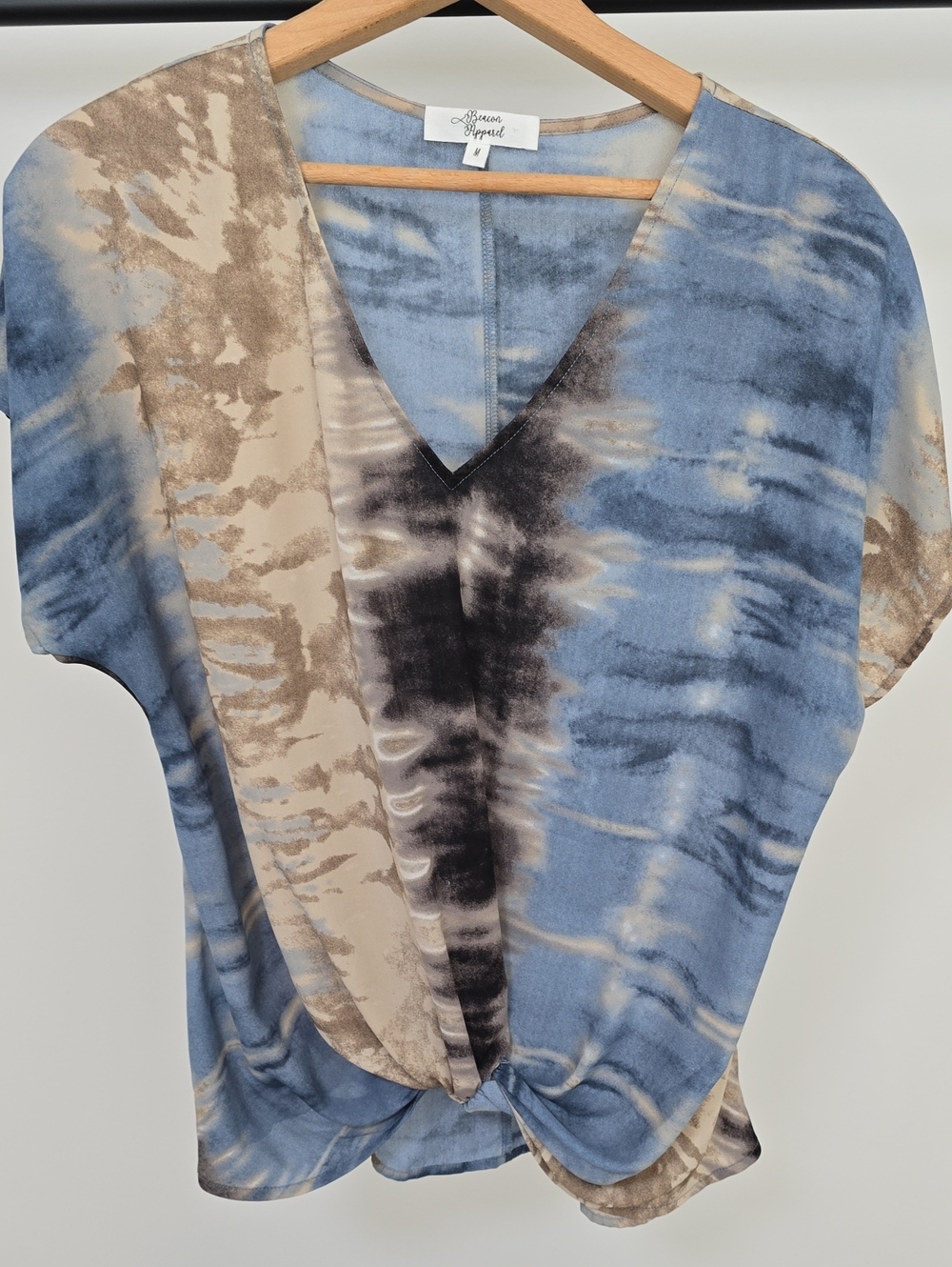 Beacon Apparel Women's Blue Tie-Dye V-Neck Twist Front Tunic.